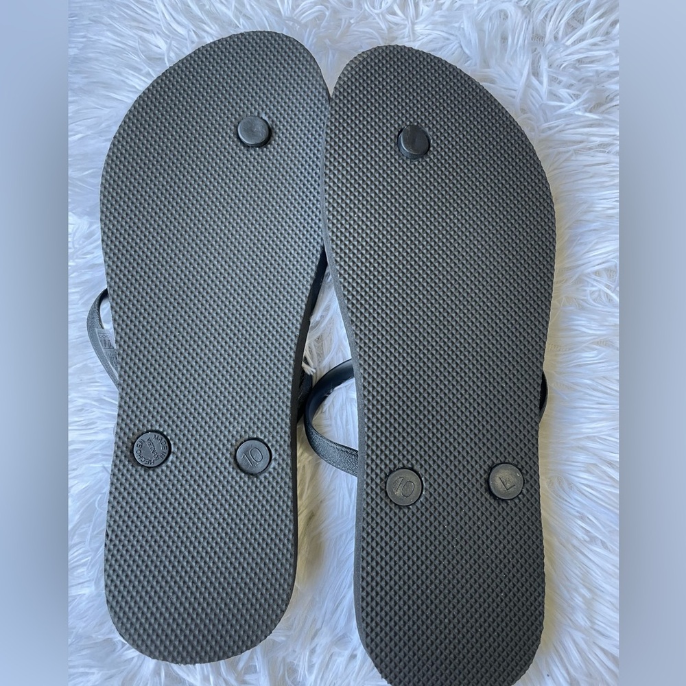 Old Navy T-Strap Flip Flops 🖤 - Picture 5 of 5